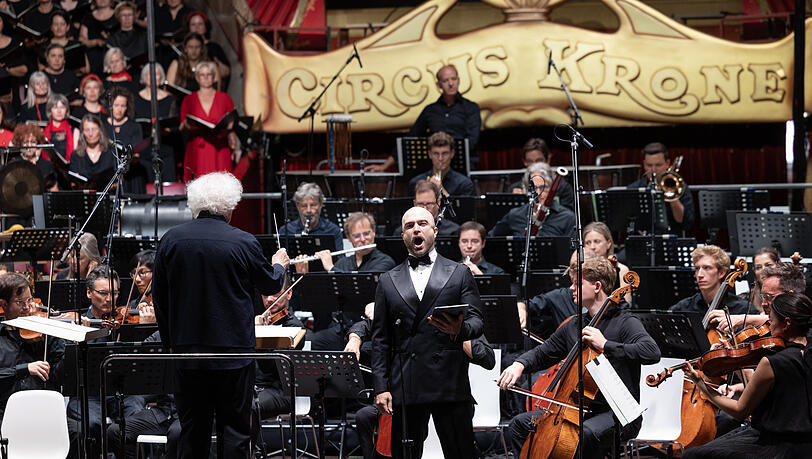 John Brancy, Bariton, mit Simon Rattle im Circus Krone. John Brancy, Bariton, mit Simon Rattle im Circus Krone.