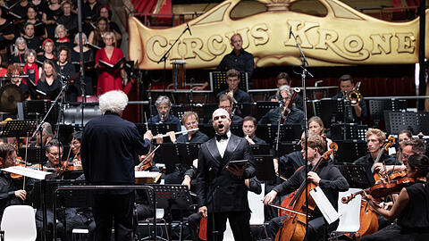 John Brancy, Bariton, mit Simon Rattle im Circus Krone.
