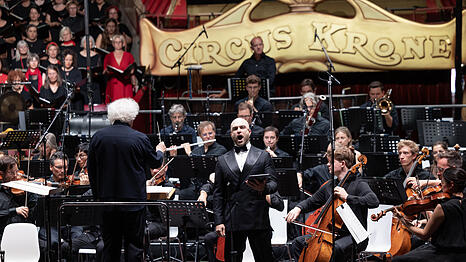 John Brancy, Bariton, mit Simon Rattle im Circus Krone.