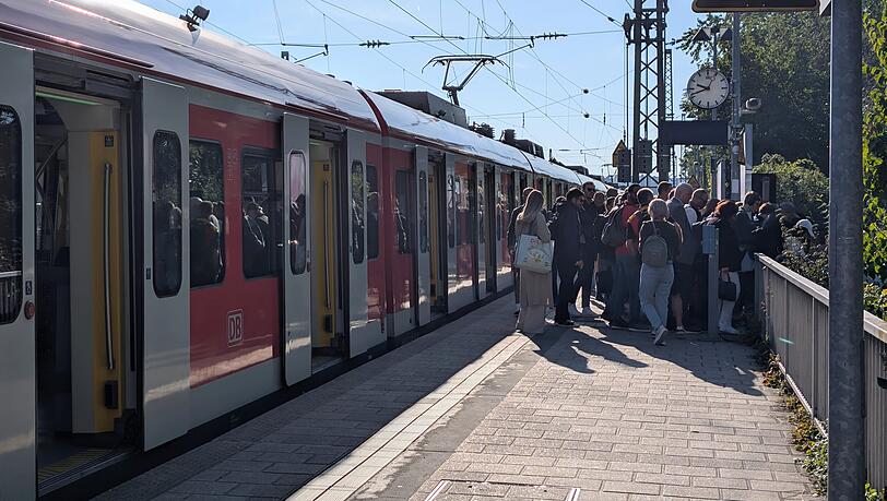 Auch am S-Bahnhof Heimeranplatz stiegen die Fahrg&auml;ste wegen der Sperrung auf die U-Bahn um.