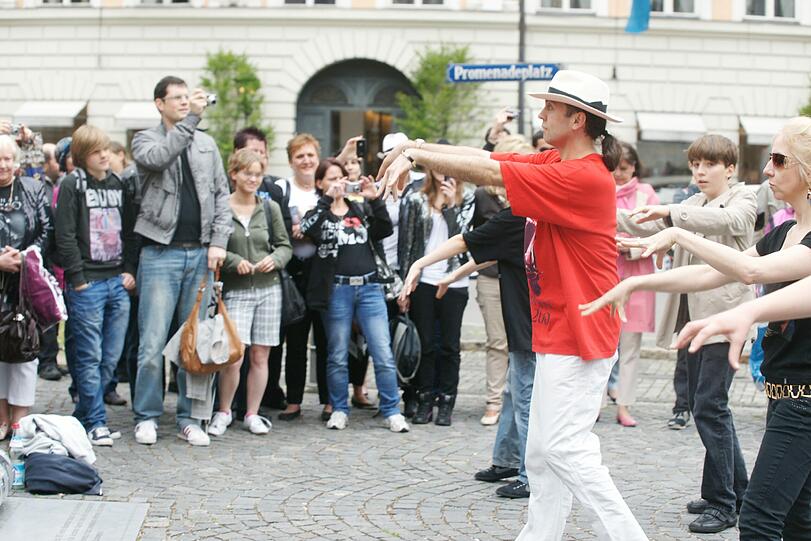 Fans gedenken ihrem Idol Michael Jackson an dem Denkmal vor dem Hotel "Bayerischer Hof".