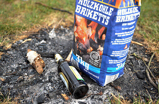 ... Mit den Freunden, mit denen er schon ein Schweißgerät teilte, sitzt er nun bis zu acht Stunden vor dem Rohr, wartet, bis die riesigen Spareribs langsam fertig gegart sind und trinkt Bier.
Sehr viel Bier. So viel Bier, dass er am Abend, wenn das Fleisch fertig ist, längst keinen Hunger mehr hat.