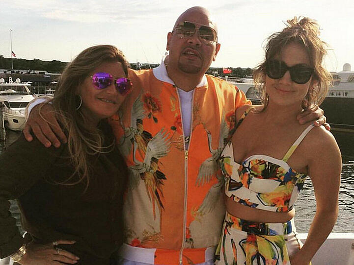 Jennifer Lopez (r.) sieht mit 46 immer noch bildschön aus - das findet auch Kollege Fat Joe (Mitte)