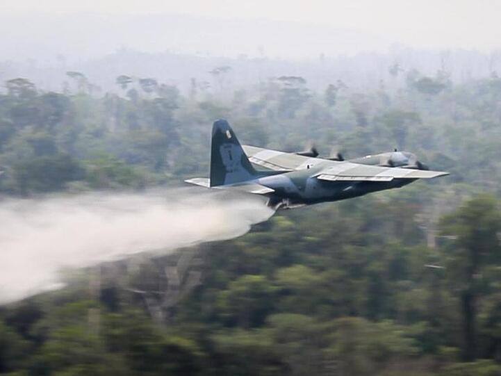 Ein Löschflugzeug der Luftwaffe vom Typ Hercules bei einem Löscheinsatz.
