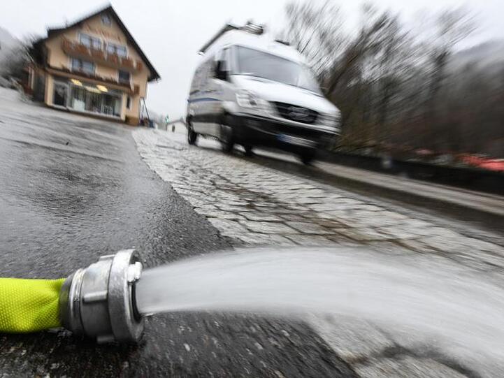 Abpumpen, so gut es geht: In Baden-Württemberg und Bayern gibt es rekordverdächtige Regenmengen.