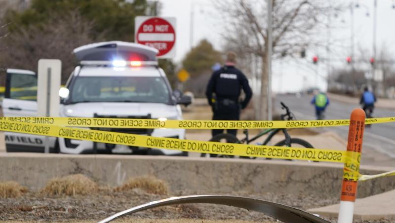 Ein Trümmerteil eines Flugzeugs liegt auf einer mit Polizeiband abgesperrten Fläche in Broomfield im US-Bundesstaat Colorado.