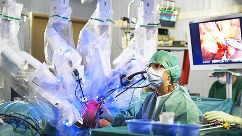 Präzise, sicher, sanft: der vierarmige OP-Roboter "Leo" ist schon seit einigen Jahren in der Klinik im Einsatz (Archivbild).