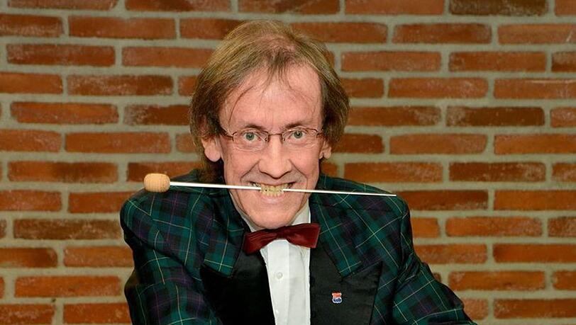 Das Foto zeigt den schottischen Dirigenten Rob Ross.