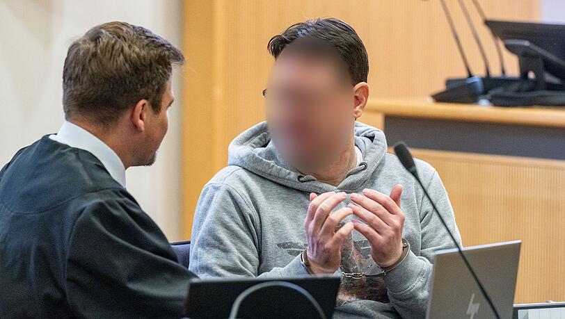 Einem 51 Jahre alten Mann wird vor dem Landgericht Regensburg Mord an seinem Onkel vorgeworfen. Er bestreitet dies.