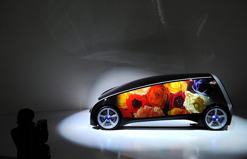 Dieses recht blumige Auto wird präsentiert von dem Automobilhersteller Toyota und nennt sich "Fun-Vii". Es ist ein sehr zukunftsorientiertes Gefährt, dass intensiv via Internet mit seiner Außenwelt kommuniziert.