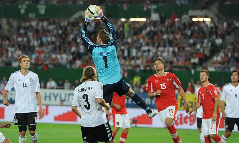 MANUEL NEUER: Note 3. Musste sich bei Ecken stets Österreichs Arnautovic mit Nachdruck vom Leib halten. Ansonsten bis auf einen Pass konzentriert, auf der Höhe. Allein gelassen beim 1:2.