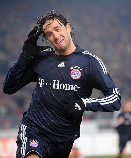 Luca Toni jubelt 2008 nach einem seiner zahlreichen Treffer im Auswärtsdress.