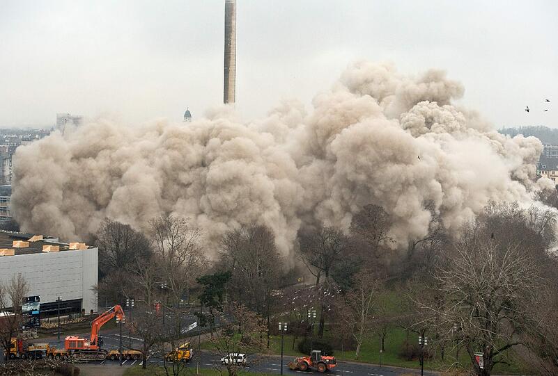 Rund 900 Kilogramm Sprengstoff bringen den ehemaligen Uni-Turm in Frankfurt am Main innerhalb weniger Sekunden zum Einsturz. Mit 116 Metern Höhe war es das höchste je gesprengte Haus in Europa. Mehrere zehntausend Schaulustige verfolgten das Spektakel aus zum Teil mehreren Kilometern Entfernung