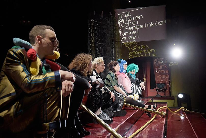Franz Rogowski, Annette Paulmann, Julia Riedler, Jelena Kuljic, Zeynep Bozbay, Thomas Hauser und Daniel Lommatzsch in &bdquo;Wut&ldquo; (v.l.).