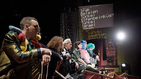 Franz Rogowski, Annette Paulmann, Julia Riedler, Jelena Kuljic, Zeynep Bozbay, Thomas Hauser und Daniel Lommatzsch in &bdquo;Wut&ldquo; (v.l.).
