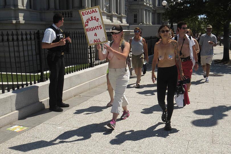 Unter dem Motto "Free your breasts! Free your mind!" ging's mit nackten Brüsten durch New York, Washington und Venice Beach in Kalifornien. Viel Spaß beim Durchklicken.