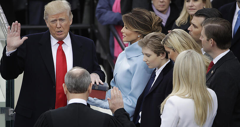 Donald Trump legt neben Ehefrau Melania, die die Bibel in den Händen hält, en Amtseid als 45. Präsident der Vereinigten Staaten Amerikas ab.