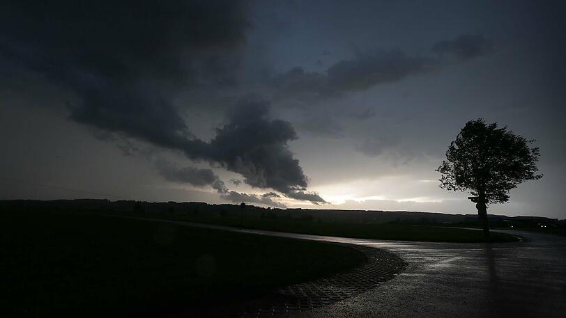 Dunkle Wolken ziehen am Dienstagabend im bayerischen Biessenhofen auf.