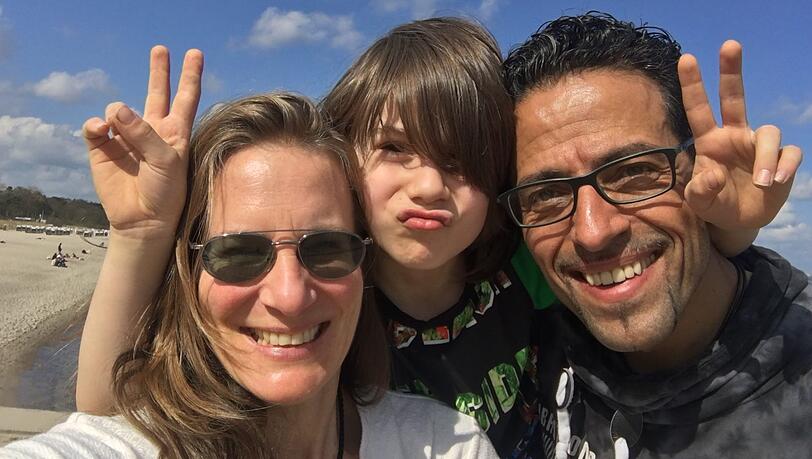Der kleine Kai mit seiner Mutter Lisa Bartels-Holz und seinem Stiefpapa Michael Holz.