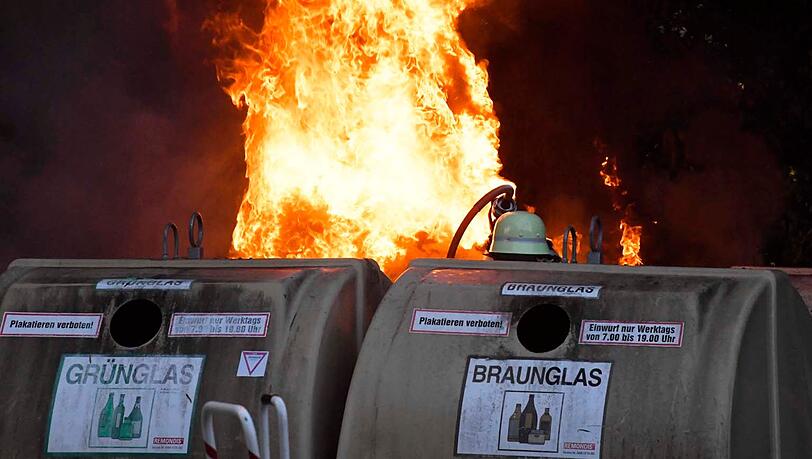 In Brand geratene Wertstoffcontainer brachten einen Feuerwehrmann in große Gefahr. In Brand geratene Wertstoffcontainer brachten einen Feuerwehrmann in große Gefahr.