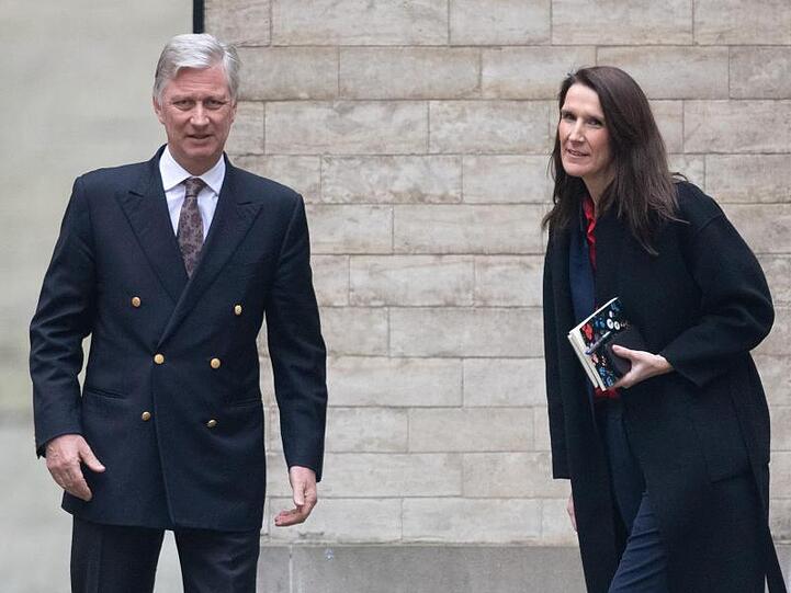 König Philippe von Belgien hat Sophie Wilmes (r) damit beauftragt, das Land durch die Krise zu führen und eine Regierung zu bilden.