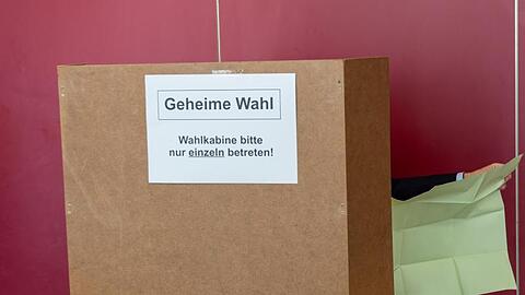 Dieter Reiter (SPD), Oberbürgermeister von München, sitzt in einer zum Wahllokal umfunktionierten Schule. Foto: Peter Kneffel/dpa