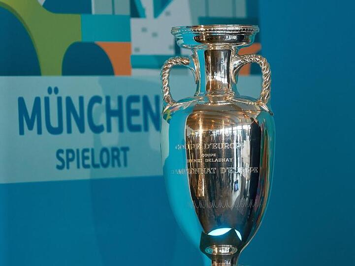 Der EM-Pokal steht bei einer Veranstaltung. Foto: Thomas Frey/dpa/Archivbild