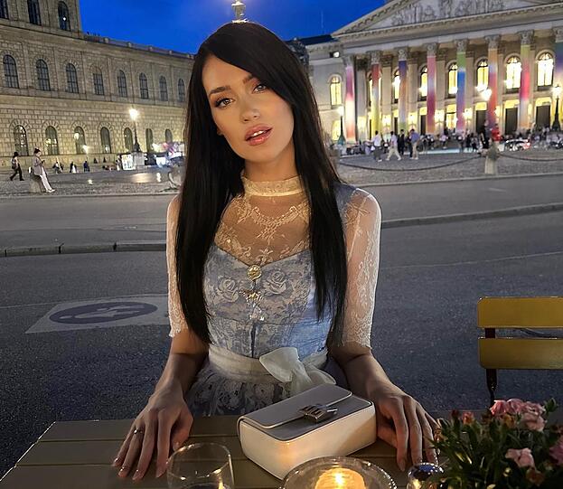 Hingucker: Gloria Burkandt mit Dirndl beim Franziskaner