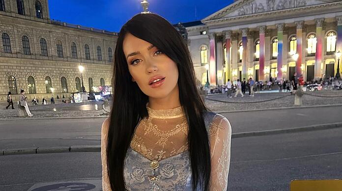 Hingucker: Gloria Burkandt mit Dirndl beim Franziskaner