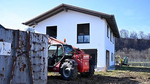 Nach jahrelangem Streit hat der Abriss von Schwarzbauten begonnen.