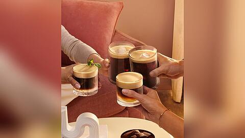 Kaffee genie&szlig;en junge Menschen gerne gemeinsam mit Freunden, wie eine neue Umfrage ergeben hat.