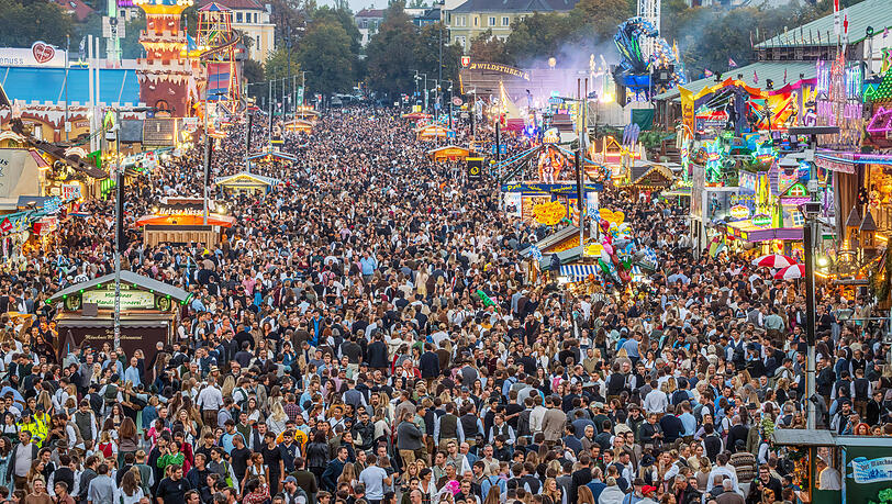 Tausende Menschen strömen am Tag der Deutschen Einheit auf die Festwiese – den riesigen Andrang gab es über die gesamte Zeit der Wiesn. Das Oktoberfest 2026 wartet deswegen mit einem neuen Rekord auf. Noch nie waren so viele Besucher auf der Theresienwiese. Tausende Menschen strömen am Tag der Deutschen Einheit auf die Festwiese – den riesigen Andrang gab es über die gesamte Zeit der Wiesn. Das Oktoberfest 2026 wartet deswegen mit einem neuen Rekord auf. Noch nie waren so viele Besucher auf der Theresienwiese.
