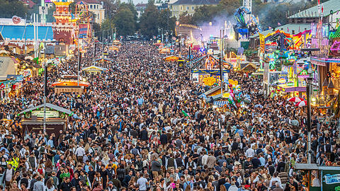 Tausende Menschen str&ouml;men am Tag der Deutschen Einheit auf die Festwiese &ndash; den riesigen Andrang gab es &uuml;ber die gesamte Zeit der Wiesn. Das Oktoberfest 2026 wartet deswegen mit einem neuen Rekord auf. Noch nie waren so viele Besucher auf der Theresienwiese.