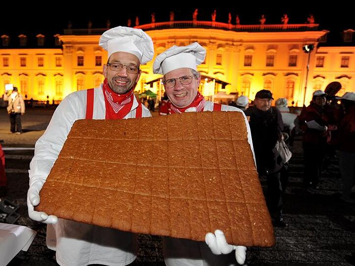 Die Initiatoren Konrad Friedmann (l.) und Stefan Koch präsentieren einen Teil des Lebkuchens.