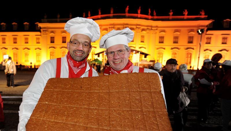 Die Initiatoren Konrad Friedmann (l.) und Stefan Koch präsentieren einen Teil des Lebkuchens. Die Initiatoren Konrad Friedmann (l.) und Stefan Koch präsentieren einen Teil des Lebkuchens.