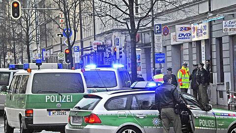 Eine 23-jährige Radlerin stirbt beim Zusammenstoß mit einem Lkw am Montagmorgen in der Rosenheimer Straße.