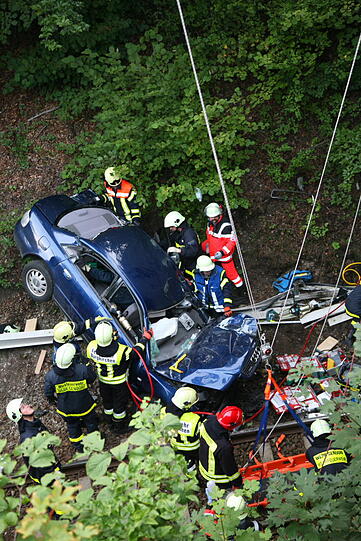 Furchtbarer Unfall im Landkreis Altötting: Ein PKW fliegt von einer Brücke herunter und knallt auf das Gleisbett. Drei junge Menschen kommen schwer verletzt in die Klinik.