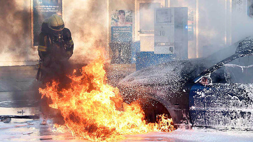 Die Bilder vom spektakulären BMW-Unfall in Gräfelfing.