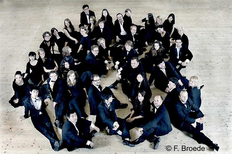 Die EuropaChorAkademie vereint professionelle junge Sängerinnen und Sänger und Laien mit künstlerischer Qualifikation im Chorsingen.