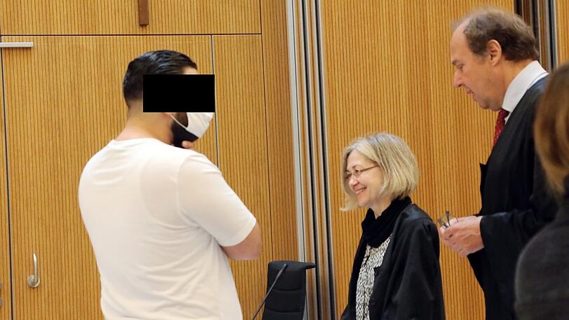 Betrüger Genco P. mit seinen Anwälten.