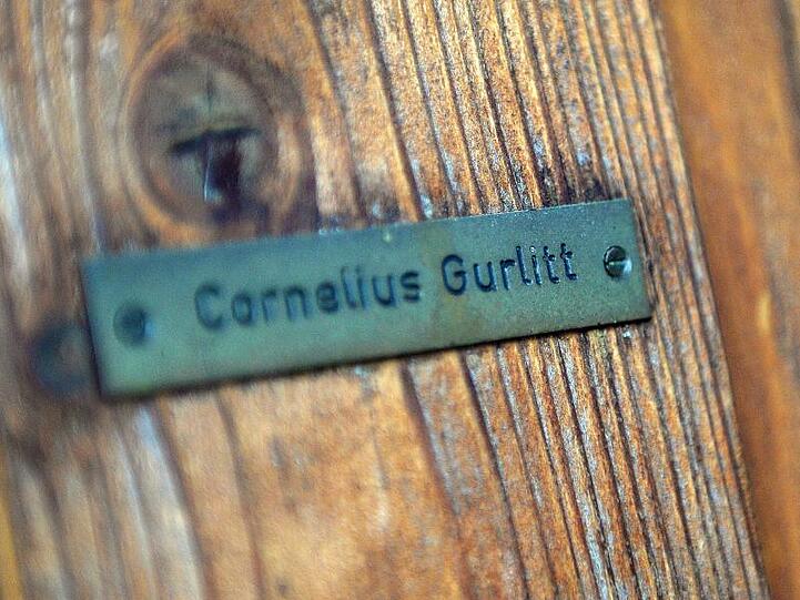 Das Namensschild von Cornelius Gurlitt ist an der Tür zum Haus von Gurlitt in Salzburg zu sehen. Foto: Barbara Gindl/picture alliance /APA/ dpa/Archivbild