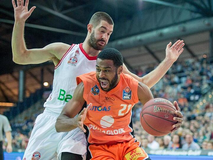 Adika Peter-McNeilly (r) vom MBC im Angriff gegen Bayerns Braydon Hobbs. Foto: Sebastian Kahnert