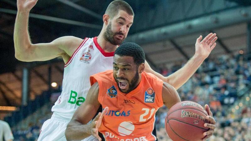 Adika Peter-McNeilly (r) vom MBC im Angriff gegen Bayerns Braydon Hobbs. Foto: Sebastian Kahnert Adika Peter-McNeilly (r) vom MBC im Angriff gegen Bayerns Braydon Hobbs. Foto: Sebastian Kahnert