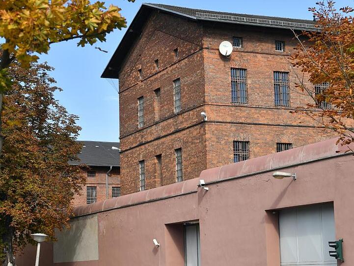 Blick auf die Hauptanstalt der Justizvollzugsanstalt in Halle/Saale. Dort saß Stephan B. von Halle bisher in Untersuchungshaft - und unternahm einen Fluchtversuch.