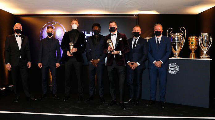 Sowohl im Team des Jahres der UEFA als auch der FIFA: Joshua Kimmich (2.v.l.), Manuel Neuer (3.v.l.), Alphonso Davies (4.v.l.) und Robert Lewandowski (5.v.l.).