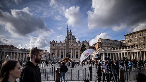 Touristen, Gläubige und Journalisten stehen vor dem Petersdom in der Vatikanstadt.