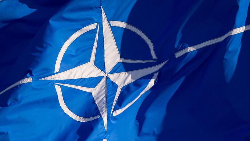 Eine Flagge der Nato weht im Wind.