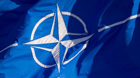 Eine Flagge der Nato weht im Wind.