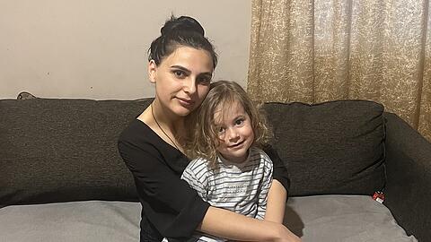 Der dreijährige Sandro aus Georgien mit seiner Mutter Maka.