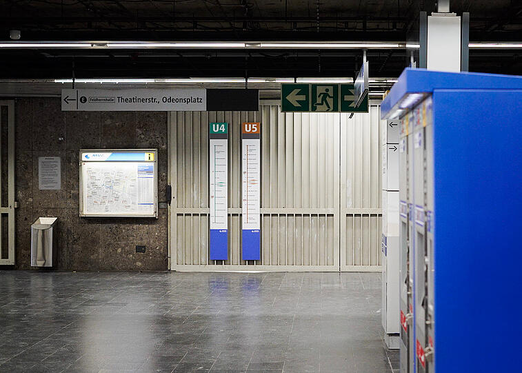 Auch am Odeonsplatz bleiben die Tore zur U-Bahn verschlossen. Auch am Odeonsplatz bleiben die Tore zur U-Bahn verschlossen.